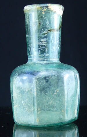 Romain - Bouteille en verre irisé - 100 / 200 ap. J.-C. Romain - Bouteille en verre irisé - 100 / 200 ap. J.-C.