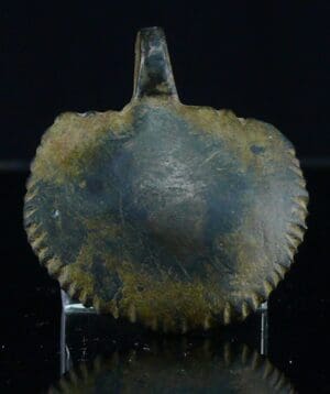 Médiéval - Pendentif coquillage en bronze - 12ème / 15ème siècle Médiéval - Pendentif coquillage en bronze - 12ème / 15ème siècle
