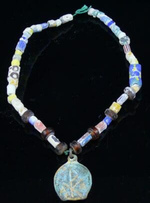 Byzantin - Collier avec un médaillon en bronze - 600 / 800 Byzantin - Collier avec un médaillon en bronze - 600 / 800