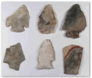 Néolithique - Amérique du nord - Ensemble de 5 pointes de flèches et 1 hâche Néolithique - Amérique du nord - Ensemble de 5 pointes de flèches et 1 hâche