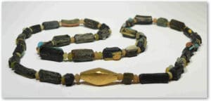 Proche-Orient - Collier en pate de verre sombre - IIème-IVème siècle ap. J.-C. Proche-Orient - Collier en pate de verre sombre - IIème-IVème siècle ap. J.-C.