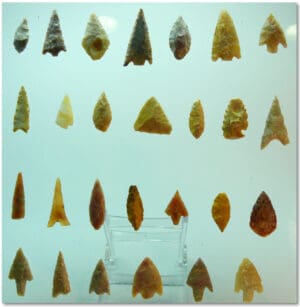 Néolithique - Lot de 27 pointes de flèche Néolithique - Lot de 27 pointes de flèche