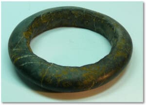 Néolithique - Bracelet en pierre noire veinée Néolithique - Bracelet en pierre noire veinée