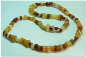 Néolithique - Collier de 115 perles en cristal de roche, quartz et jaspe principalement Néolithique - Collier de 115 perles en cristal de roche, quartz et jaspe principalement
