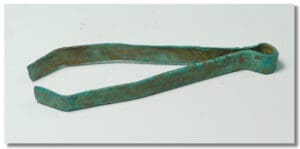 Romain - Pince à épiler en bronze - IIème-IVème siècle ap. J.-C.
