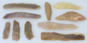Néolithique - Lot de 10 couteaux et pointes de flèche Néolithique - Lot de 10 couteaux et pointes de flèche