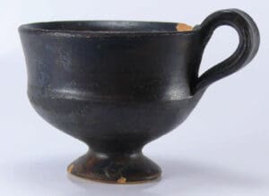 Grèce - Cratère en terre cuite à 1 anse - 300 / 200 av. J.-C. Grèce - Cratère en terre cuite à 1 anse - 300 / 200 av. J.-C.