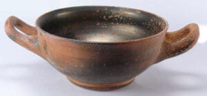 Grande Grèce - Coupe à 2 anses en terre cuite - 400 / 300 av. J.-C. Grande Grèce - Coupe à 2 anses en terre cuite - 400 / 300 av. J.-C.