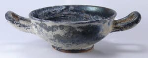 Grande Grèce - Coupe à 2 anses en terre cuite - 4ème siècle av. J.-C. Grande Grèce - Coupe à 2 anses en terre cuite - 4ème siècle av. J.-C.