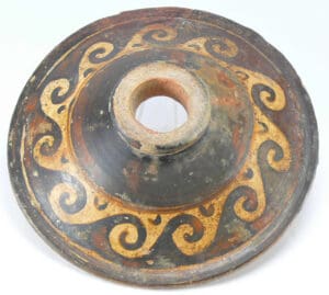 Grande Grèce - Italie - Campanie - Couvercle en terre cuite - 4ème siècle av. J.-C. Grande Grèce - Italie - Campanie - Couvercle en terre cuite - 4ème siècle av. J.-C.