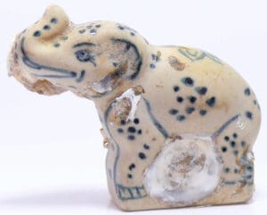 Vietnam - Dynastie Ming - Compte gouttes "éléphant" - Provenant de l'épave du Hoï An. XVème siècle Vietnam - Dynastie Ming - Compte gouttes "éléphant" - Provenant de l'épave du Hoï An. XVème siècle