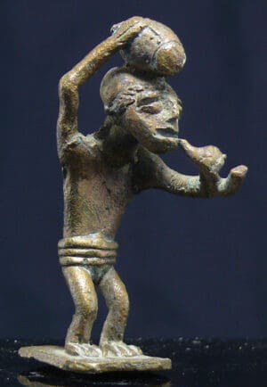 Afrique - Côte d'Ivoire et Ghana, Akan - Poids en bronze servant à peser l'or - 1ère moitié du XXe siècle Afrique - Côte d'Ivoire et Ghana, Akan - Poids en bronze servant à peser l'or - 1ère moitié du XXe siècle