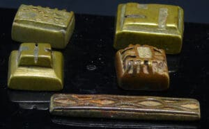 Afrique - Côte d'Ivoire et Ghana, Akan - Lot de 5 poids en bronze servant à peser l'or - 1ère moitié du XXe siècle Afrique - Côte d'Ivoire et Ghana, Akan - Lot de 5 poids en bronze servant à peser l'or - 1ère moitié du XXe siècle