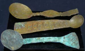 Afrique - Côte d'Ivoire et Ghana, Akan - Lot de 3 cuillères en bronze pour peser l'or - 1er moitié du XXe siècle Afrique - Côte d'Ivoire et Ghana, Akan - Lot de 3 cuillères en bronze pour peser l'or - 1er moitié du XXe siècle