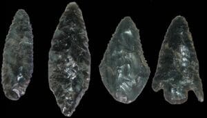 Précolombien - Mexique - Culture Aztèque ou Teothihuacan - Lot de 4 pointes de flèche en obsidienne - 400 av. J.-C. / 900 ap.J.-C.