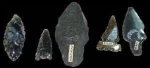 Précolombien - Mexique - Culture Aztèque ou Teothihuacan - Lot de 5 pointes de flèche en obsidienne - 400 av. J.-C. / 900 ap.J.-C.