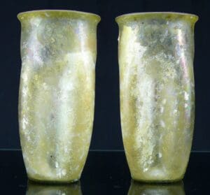 Romain - Verre à panse cannelée en verre irisé - 2ème / 3ème siècle ap. J.-C.