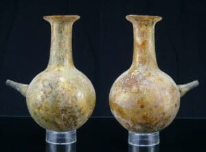 Romain - Bouteille à tubulure latérale en verre irisé - 2ème / 3ème siècle ap. J.-C.