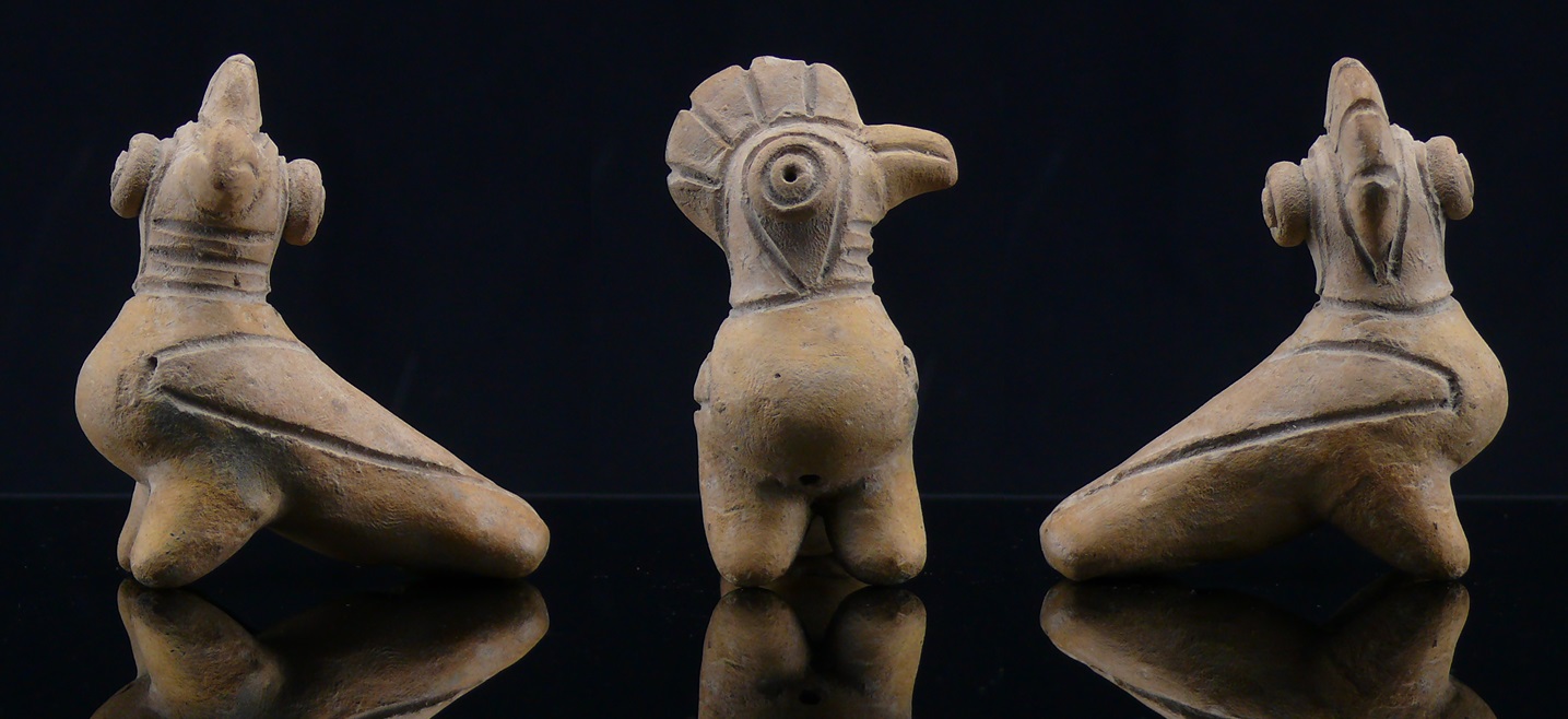 Précolombien - Equateur - Culture Guangala - Sifflet zoomorphe en terre cuite - 500 av. / 800 ap. J.-C. Précolombien - Equateur - Culture Guangala - Sifflet zoomorphe en terre cuite - 500 av. / 800 ap. J.-C.