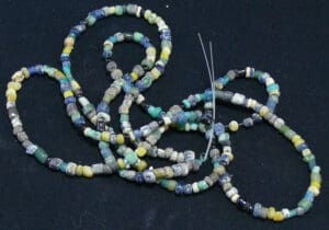 Romain - Collier en perles de verre poli et céramique - 100 / 300 ap. J.-C. Romain - Collier en perles de verre poli et céramique - 100 / 300 ap. J.-C.