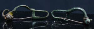 Romain - Lot de 2 fibules en bronze - 100 / 300 ap. J.-C. Romain - Lot de 2 fibules en bronze - 100 / 300 ap. J.-C.