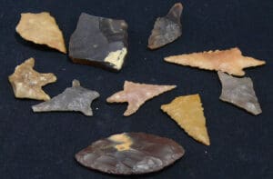 Néolithique - Lot de 10 pointes de flèche en silex