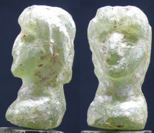 Romain - Tête en verre irisé - 0 / 300 ap. J;-C. Romain - Tête en verre irisé - 0 / 300 ap. J;-C.