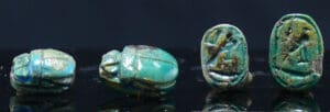 Egypte - Basse époque - Lot de 2 scarabées en fritte - 664 - 332 av. J.-C. (26ème-30ème dynastie)