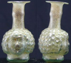 Romain - Flacon en verre (grappe de raisins) - 100 / 300 av. J.-C. Romain - Flacon en verre (grappe de raisins) - 100 / 300 av. J.-C.
