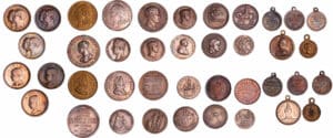 Lot de 20 médaillettes en argent et bronze