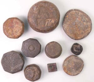 Lot de 10 poids monétaires en cuivre et plomb