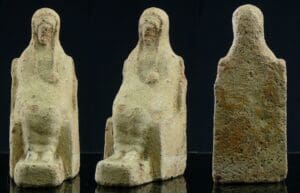 Grande Grèce - Statuette en terre cuite (Divinité) - 400 / 300 av. J.-C.