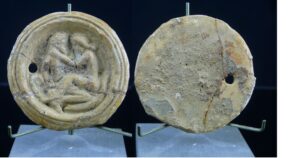 Grèce - Carie - Médaillon en terre cuite (scène érotique) - 500 / 350 av. J.-C.