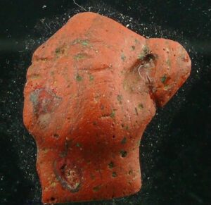 Egypte - Nouvel empire - Elément d'incrustation en pâte de verre rouge (visage) - 1500 / 1000 av. J.-C.