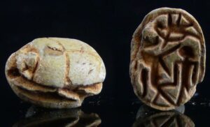 Egypte - Basse époque - Scarabée en pierre calcaire (personnage debout) - 664 / 332 av. J.-C. (26ème-30ème dynastie)