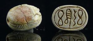 Egypte - Basse époque - Scarabée en pierre calcaire (hiéroglyphes) - 664 / 332 av. J.-C. (26ème-30ème dynastie)