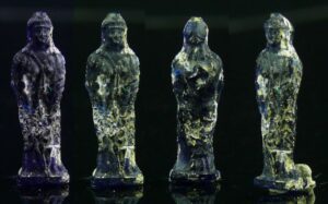 Romain - Amulette en pâte de verre (personnage féminin) - 100 / 200 ap. J.-C