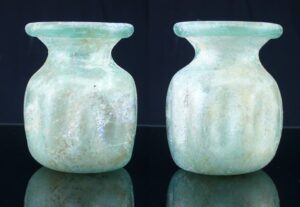 Romain - Pot à panse cannelée en verre irisé - 2ème / 3ème siècle ap. J.-C.
