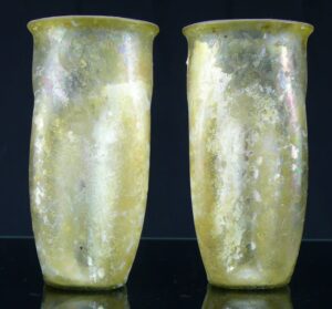 Romain - Verre à panse cannelée en verre irisé - 2ème / 3ème siècle ap. J.-C.