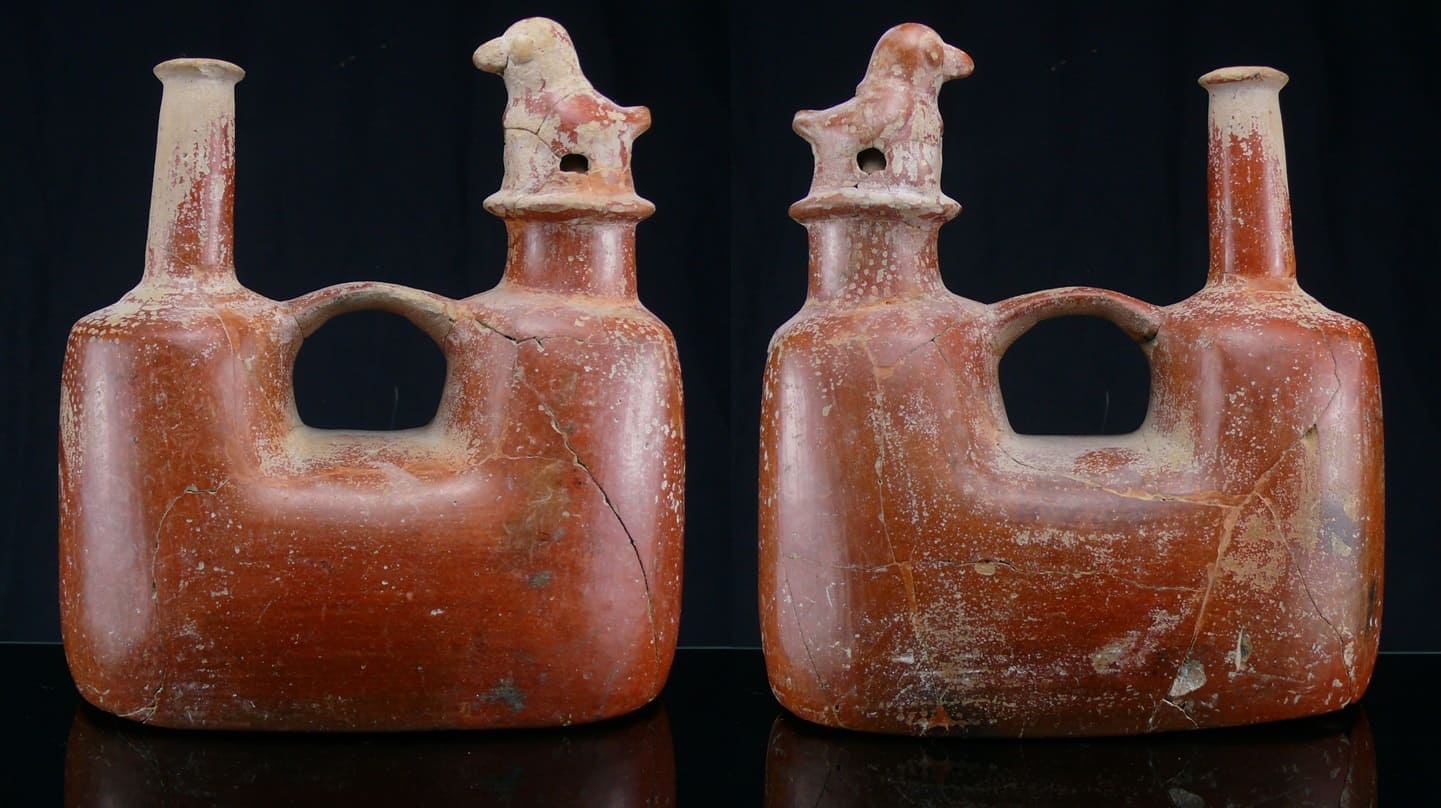Précolombien - Equateur, culture Chorrera - Bouteille sifflet en terre cuite - 500 / 1200 ap. J.-C. Précolombien - Equateur, culture Chorrera - Bouteille sifflet en terre cuite - 500 / 1200 ap. J.-C.
